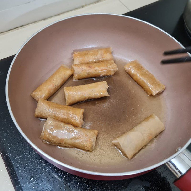 Step 3 Frying seafood spring rolls with mayonnaise sauce