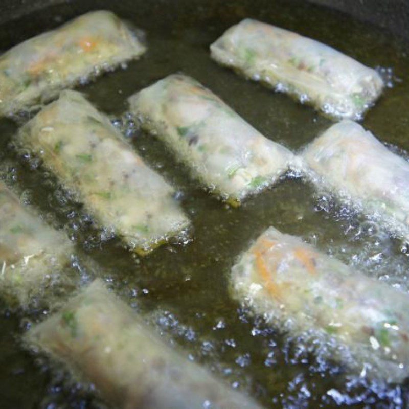 Step 3 Frying spring rolls