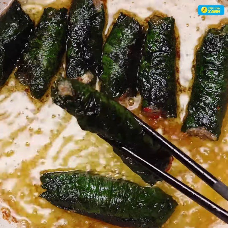 Step 5 Frying snail wrapped in wild betel leaf