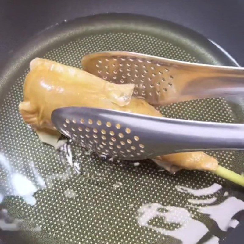 Step 6 Frying sweet potato roll