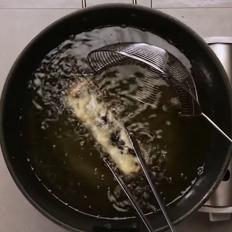 Step 5 Fry the seaweed for the noodle roll with eggs and sausage