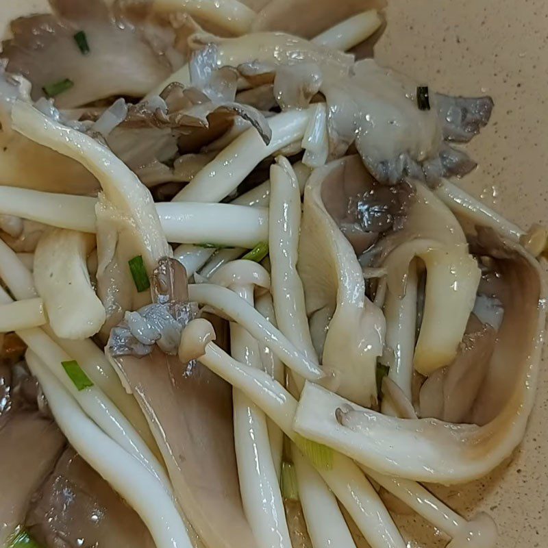 Step 3 Fry seaweed and stir-fry mushrooms Vegetarian green bean porridge with mushrooms