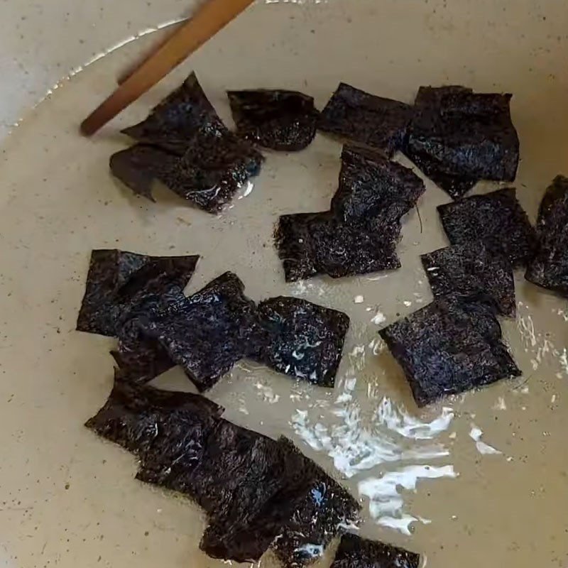 Step 3 Fry seaweed and stir-fry mushrooms Vegetarian green bean porridge with mushrooms