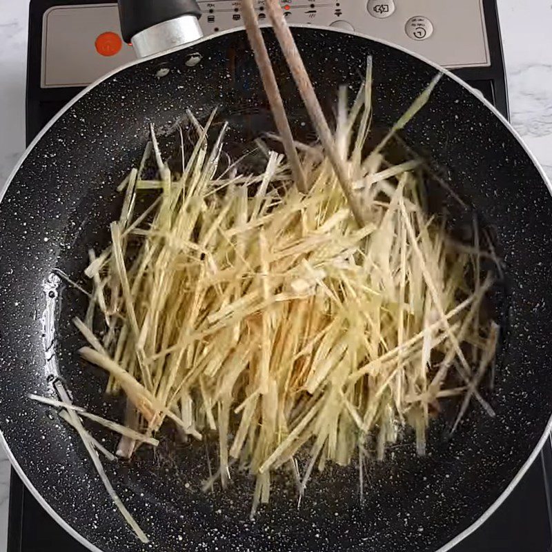 Step 3 Fry the lemongrass stalks Fried chicken with lemongrass and chili with lemongrass stalks