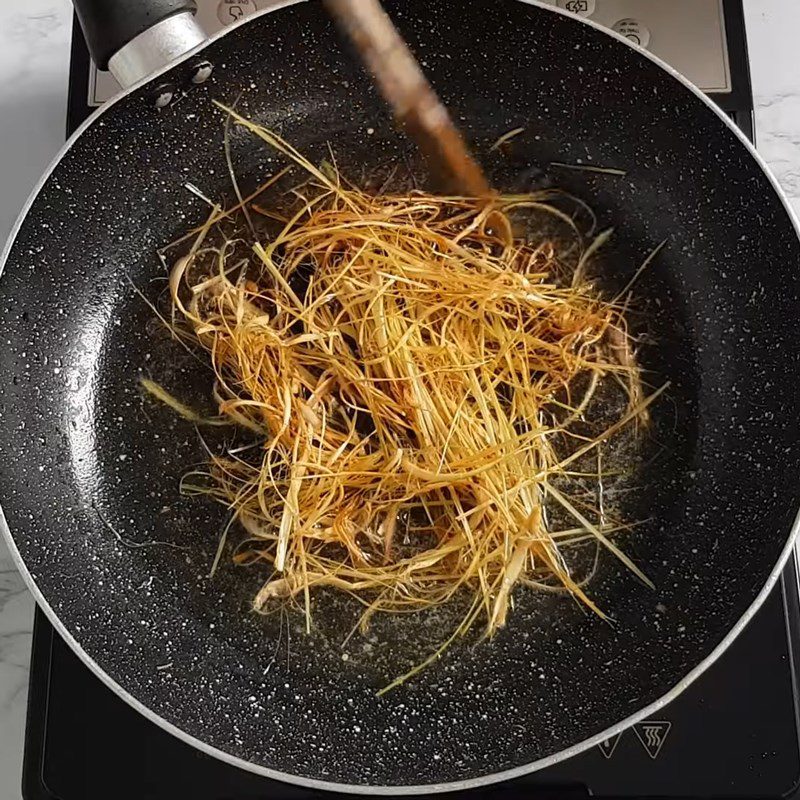 Step 3 Fry the lemongrass stalks Fried chicken with lemongrass and chili with lemongrass stalks