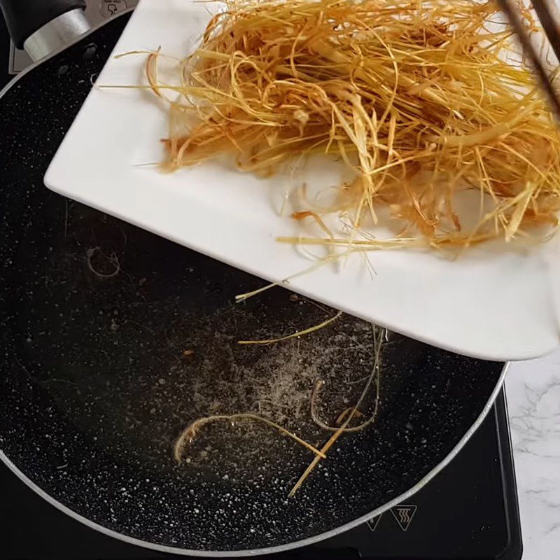 Step 3 Fry the lemongrass stalks Fried chicken with lemongrass and chili with lemongrass stalks