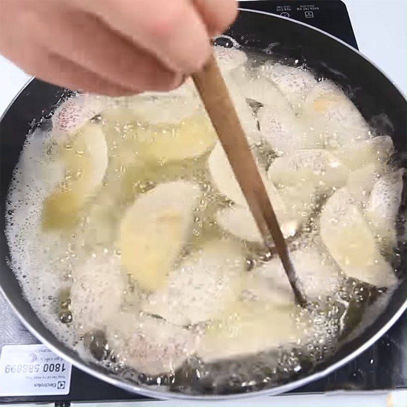 Step 3 Frying the taro snack for crispy fried taro