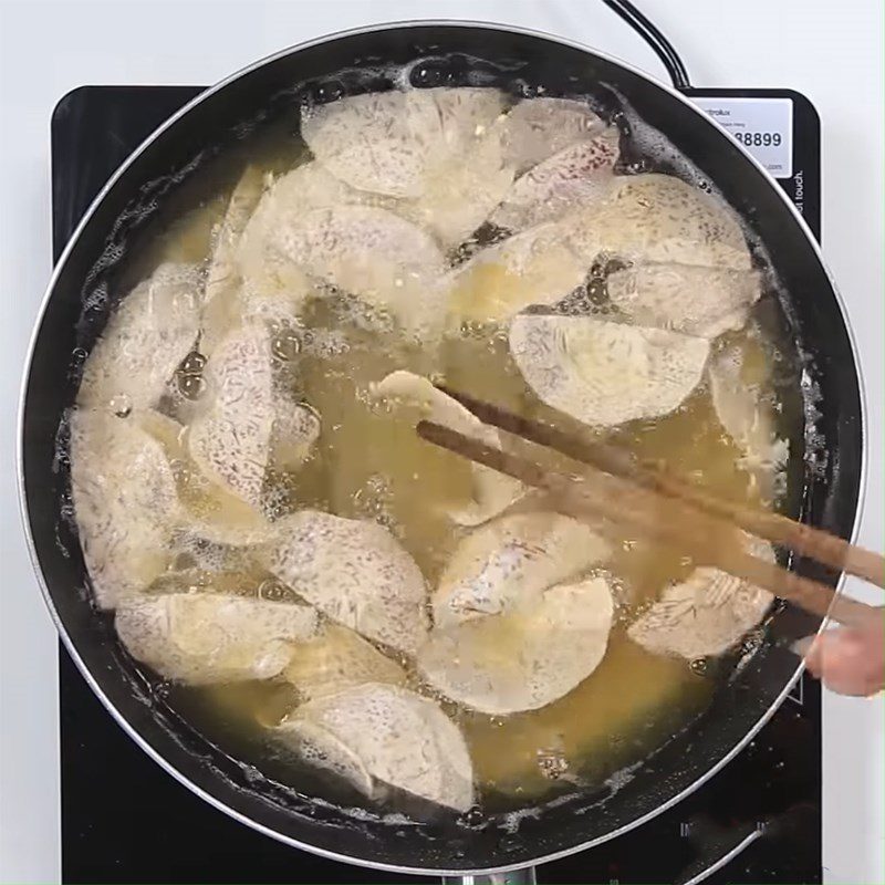 Step 3 Frying the taro snack for crispy fried taro