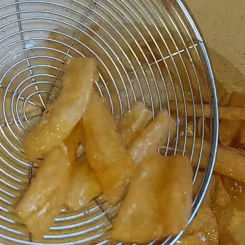 Step 2 Fry the potato starch and vegetarian ribs Vegetarian sausage