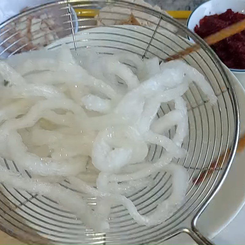 Step 2 Fry the potato starch and vegetarian ribs Vegetarian sausage