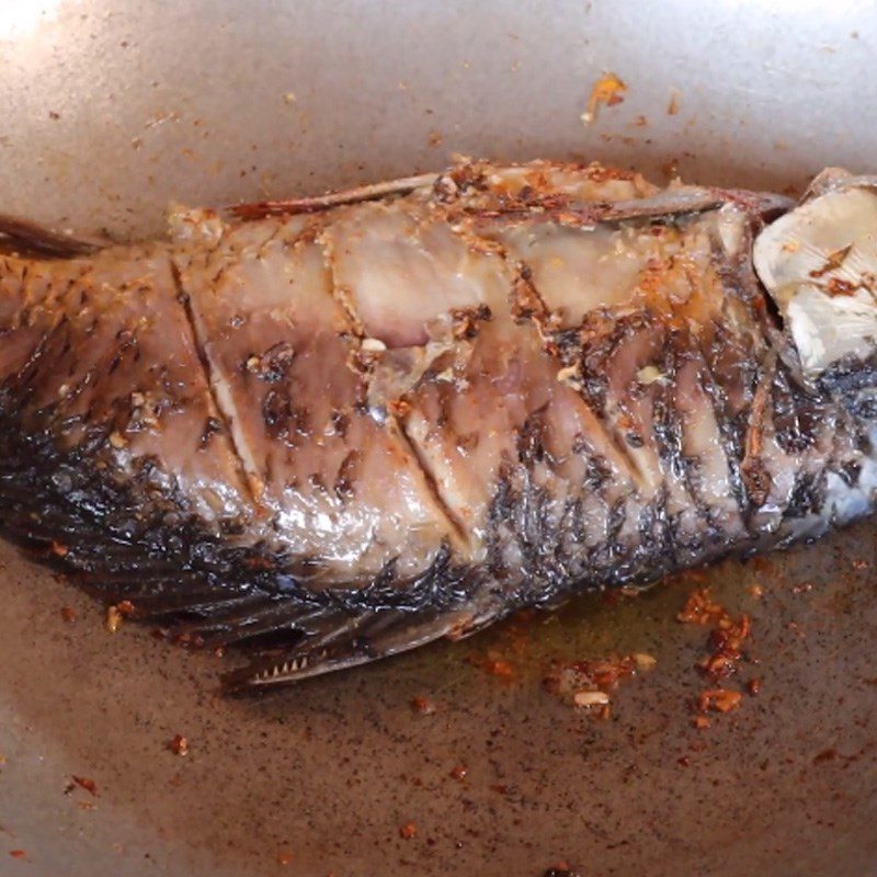 Step 4 Lightly fry the fish for carp with soybeans and noodle