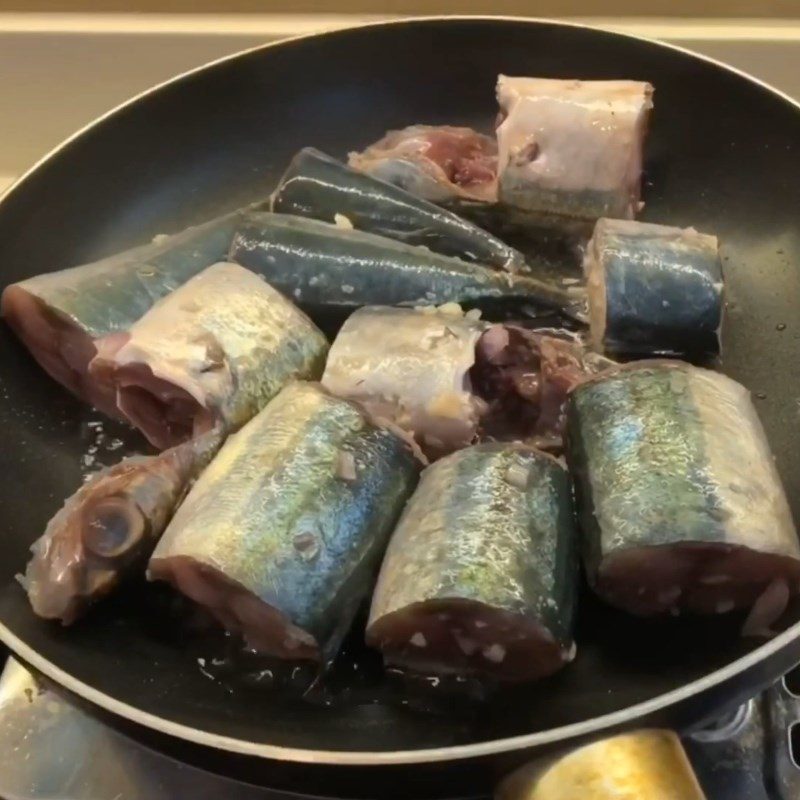 Step 3 Lightly fry the fish Mackerel braised spicy