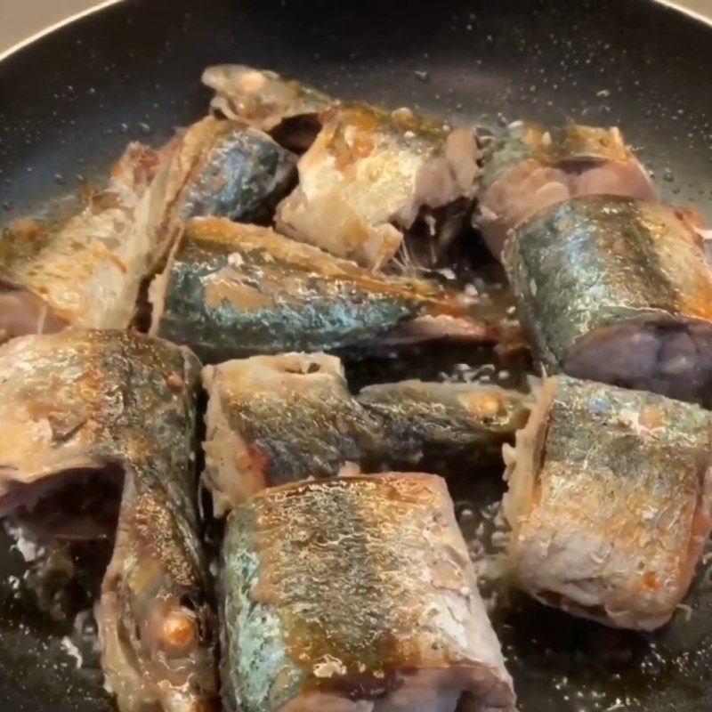 Step 3 Lightly fry the fish Mackerel braised spicy