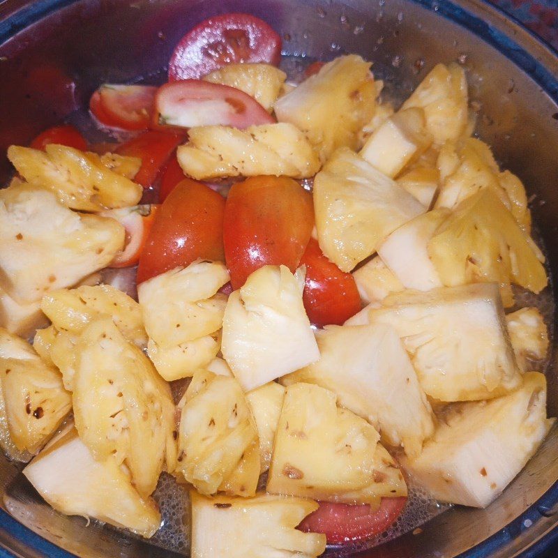 Step 3 Sear the fish Tuna with pineapple and tomato