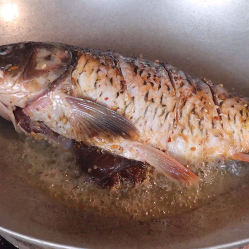 Step 4 Lightly fry the fish for carp with soybeans and noodle