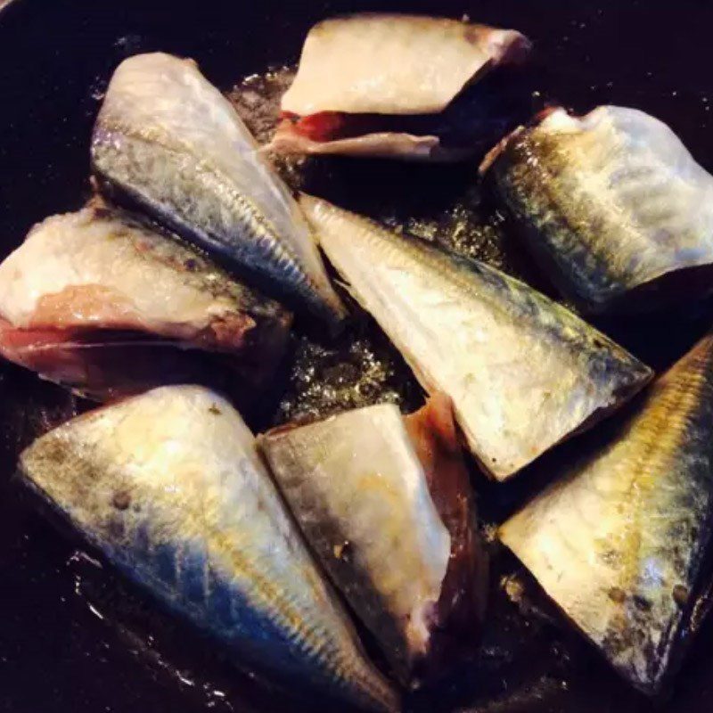 Step 3 Lightly fry the fish Mackerel braised with starfruit