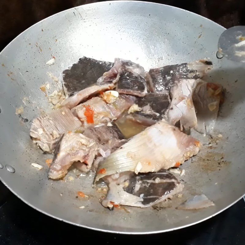 Step 3 Lightly fry stingray for sour stingray soup with young tamarind leaves