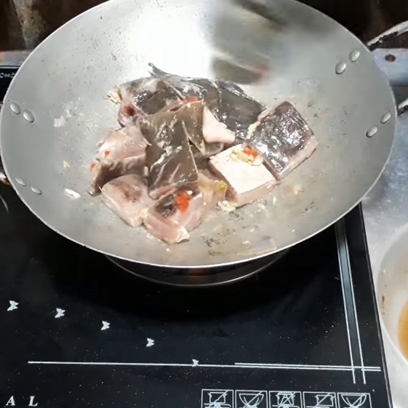 Step 3 Lightly fry the stingray for Sour Stingray Soup with Young Tamarind Leaves