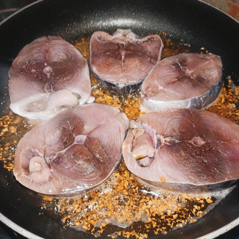 Step 3 Sear the fish Tuna with pineapple and tomato