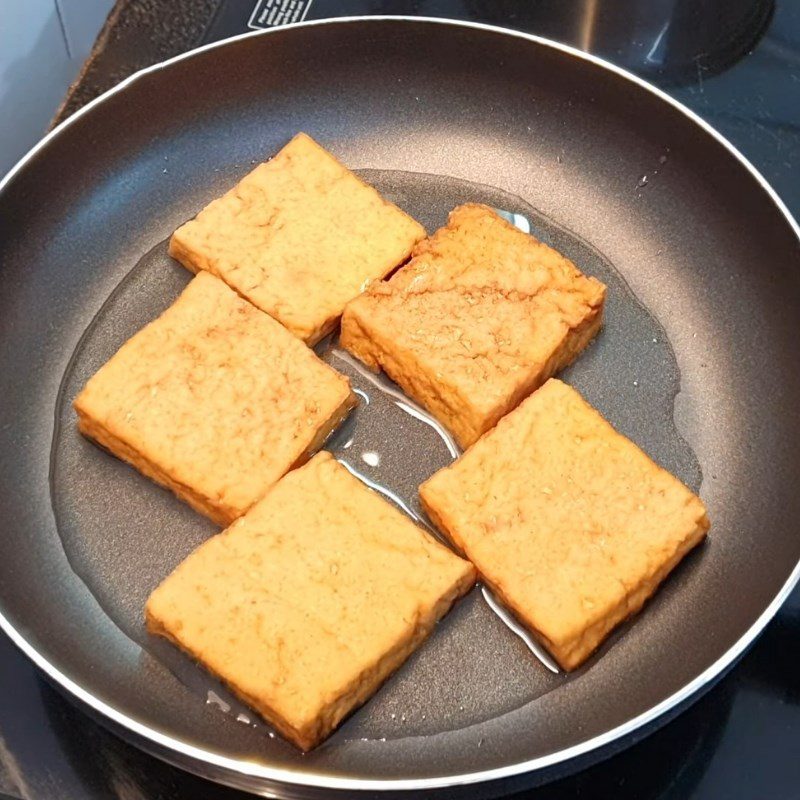 Step 1 Lightly fry the tofu Braised Tofu with Vegetarian Soy Sauce