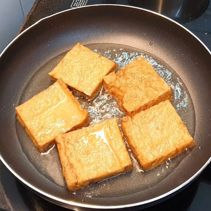 Step 1 Lightly fry the tofu Vegetarian tofu stew with soybeans