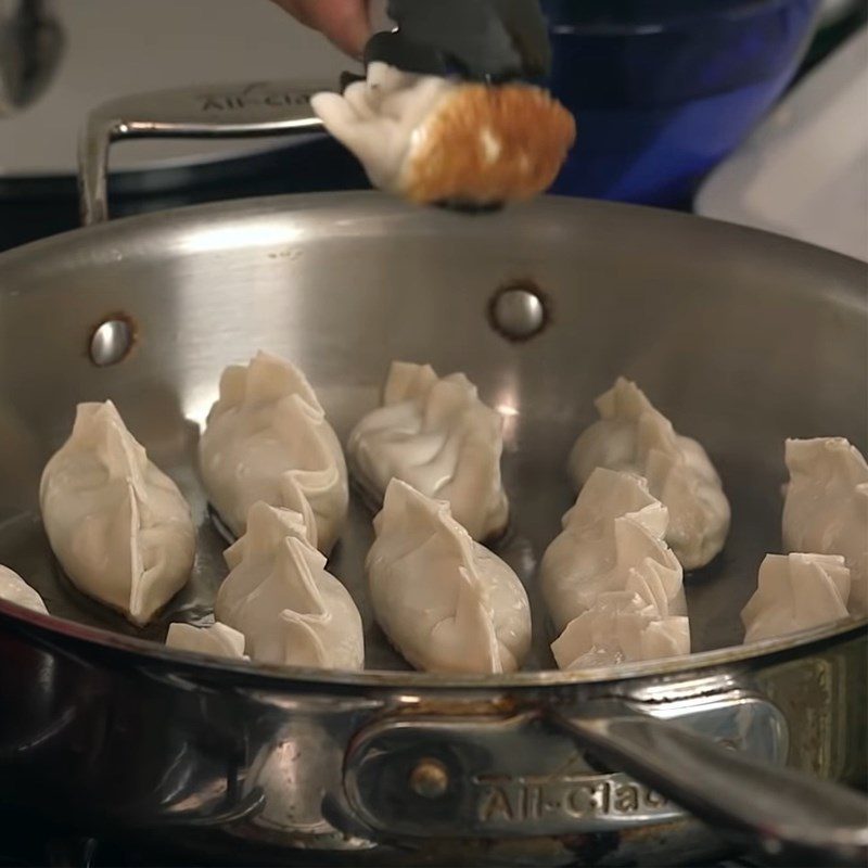 Step 5 Frying dumplings with shrimp and mango filling