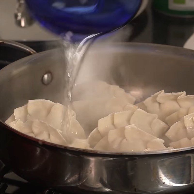 Step 5 Frying dumplings with shrimp and mango filling