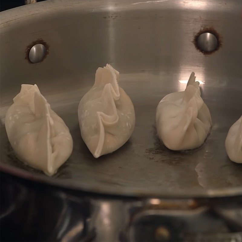 Step 5 Frying dumplings with shrimp and mango filling