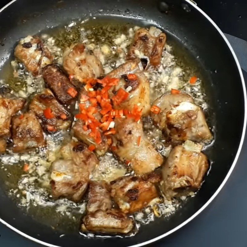 Step 3 Fry the ribs Fried ribs with garlic and chili