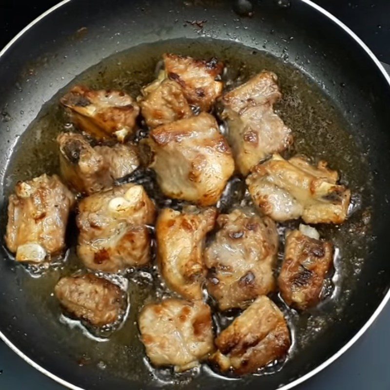 Step 3 Fry the ribs Fried ribs with garlic and chili