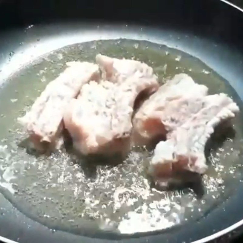 Step 3 Fry the ribs Garlic fried ribs