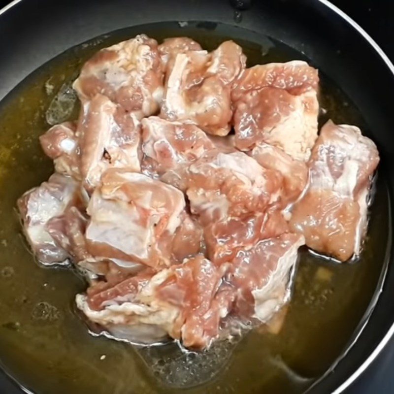 Step 3 Fry the ribs Fried ribs with garlic and chili