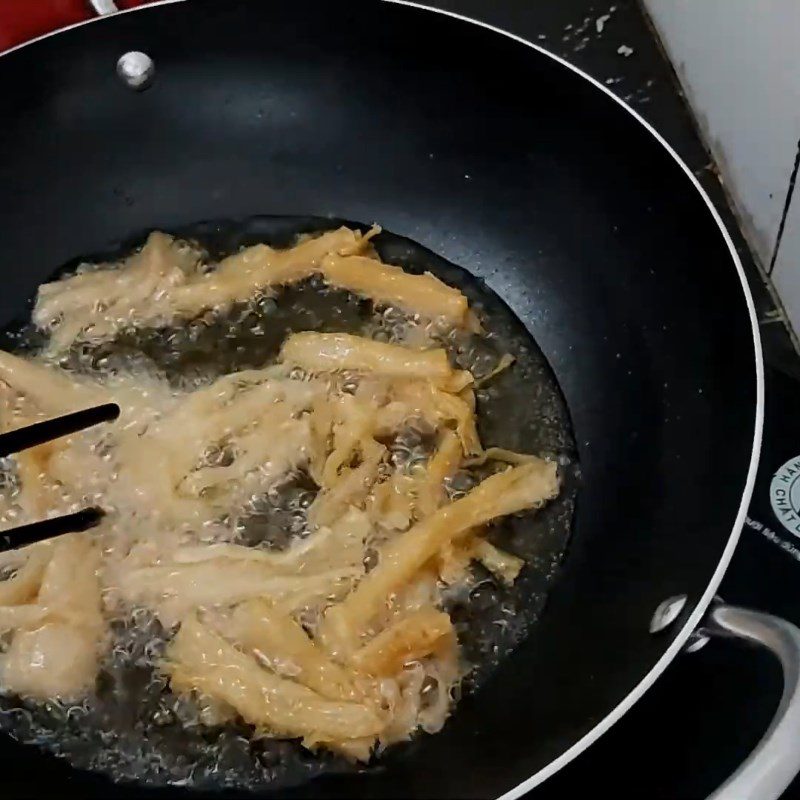 Step 3 Fry the vegetarian ribs for vegetarian crab claw salad