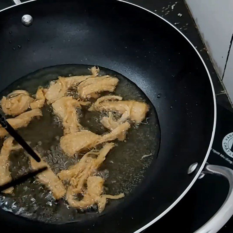 Step 3 Fry the vegetarian ribs for vegetarian crab claw salad