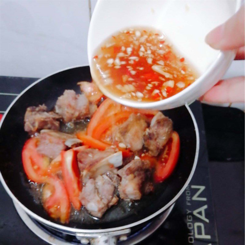 Step 4 Fry the ribs and sweet and sour sauce Sweet and sour ribs (recipe shared by user)