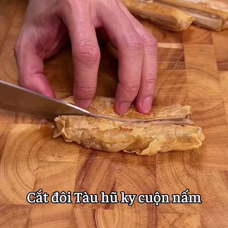 Step 4 Fry the dried tofu skin rolled with chicken thigh mushrooms