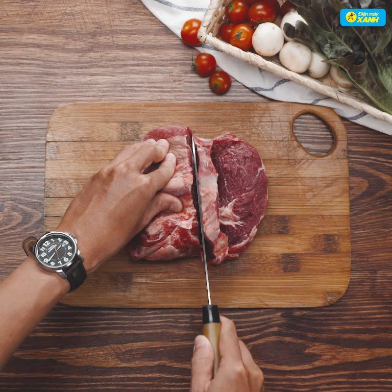 Step 2 Marinating the heart-shaped beef steak with mushroom sauce