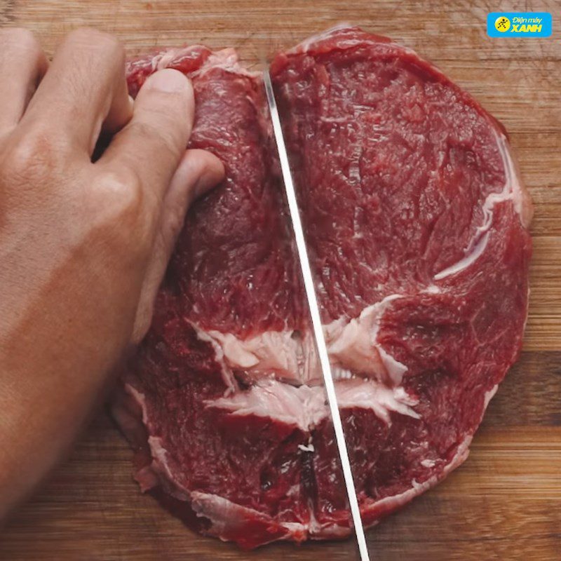 Step 2 Marinating the heart-shaped beef steak with mushroom sauce