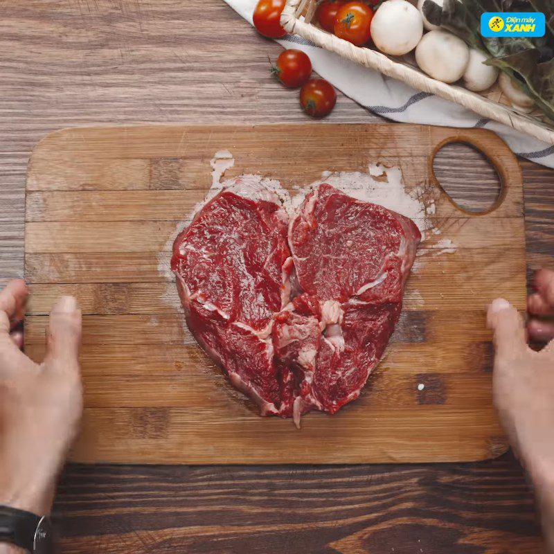 Step 2 Marinating the heart-shaped beef steak with mushroom sauce