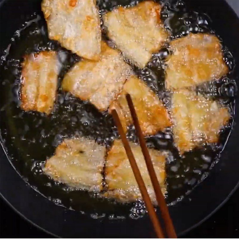 Step 5 Fry the crispy pork belly with Thai fish sauce