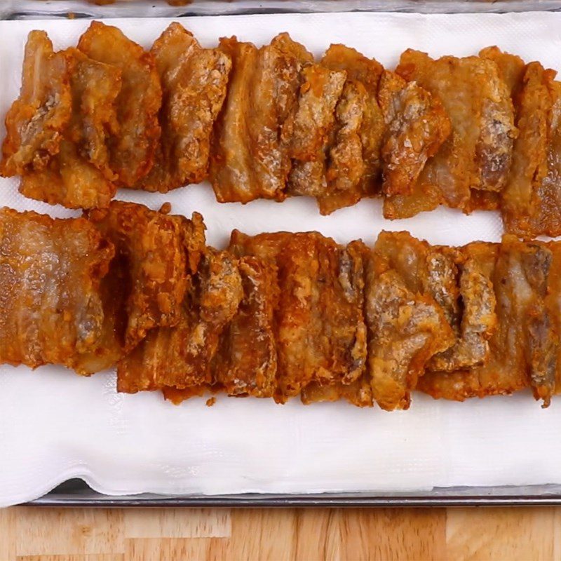 Step 5 Fry the crispy pork belly with Thai fish sauce