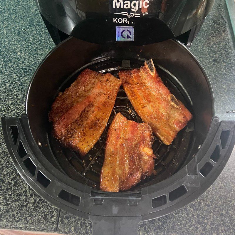 Step 3 Frying pork belly with lemongrass and chili using an air fryer