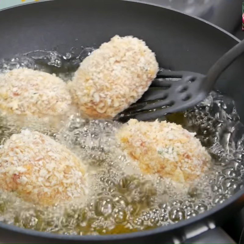 Step 4 Frying the Scotch egg - fried soft-boiled egg wrapped in meat