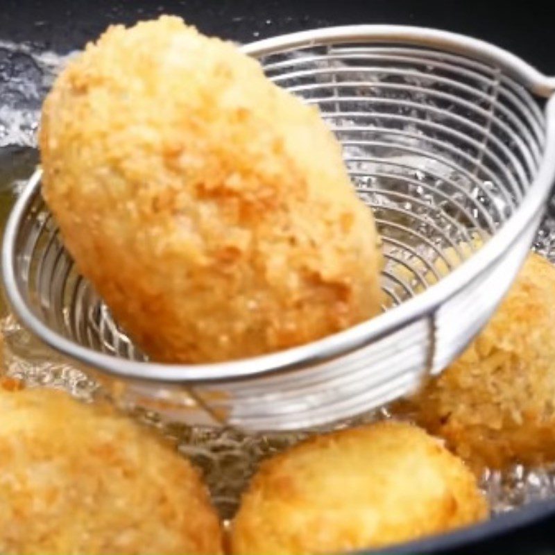 Step 4 Frying the Scotch egg - fried soft-boiled egg wrapped in meat