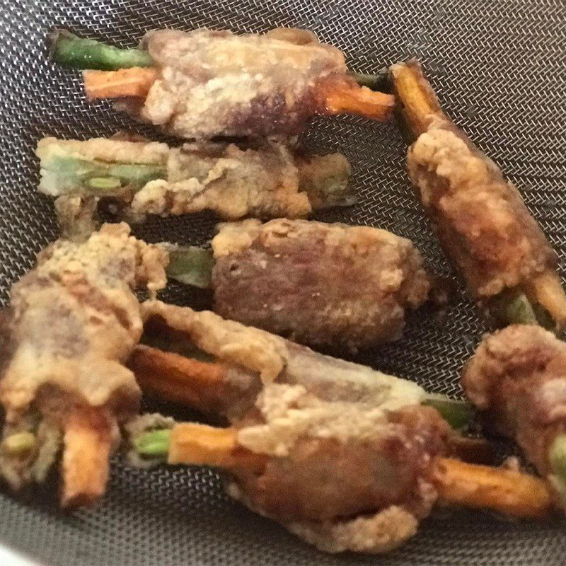 Step 3 Frying meat rolls with vegetables Crispy fried vegetable meat rolls