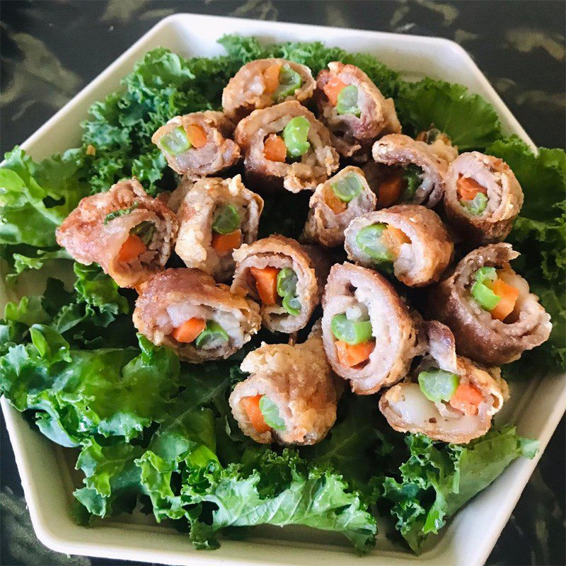 Step 3 Frying meat rolls with vegetables Crispy fried vegetable meat rolls