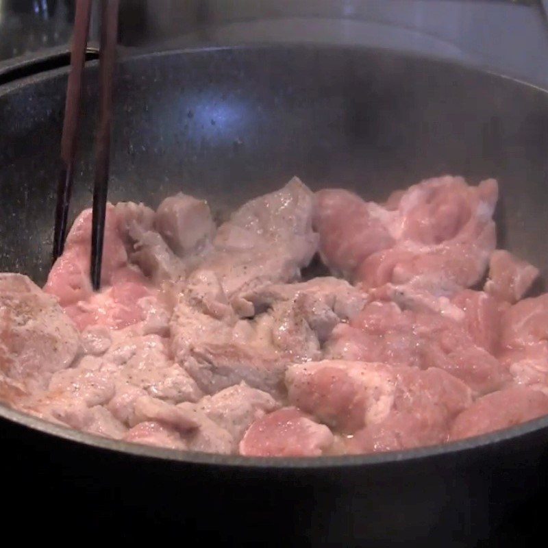 Step 5 Fry the pork for pork steak with mashed potatoes