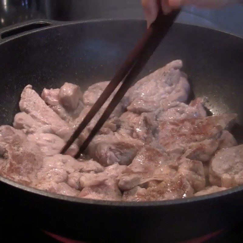 Step 5 Fry the pork for pork steak with mashed potatoes