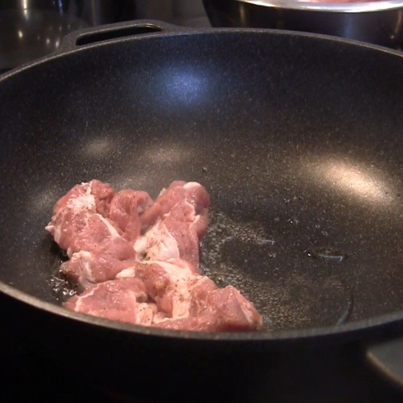 Step 5 Fry the pork for pork steak with mashed potatoes