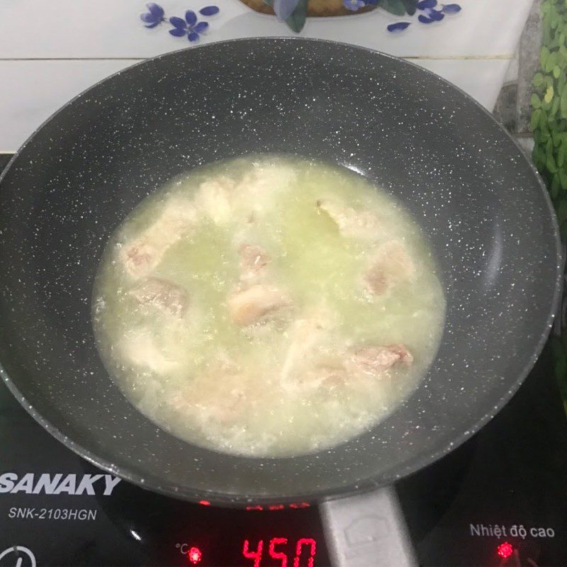 Step 3 Fry the pork and prepare the sauce Sweet and sour fried pork (recipe shared by a user)